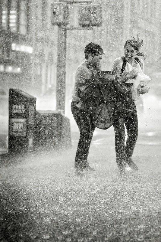 صورة للحبيب و الحبيبه رومانسيه , عشاق تحت المطر عزه و ثقه